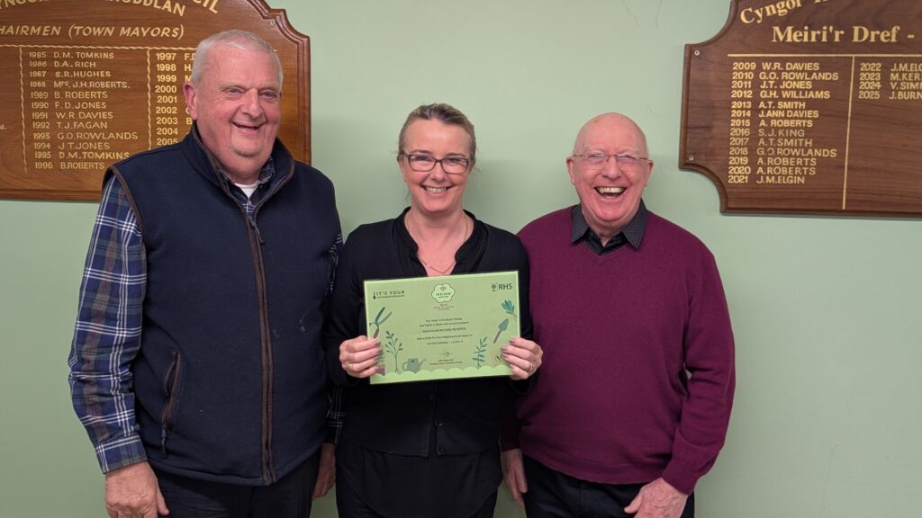 Arwel Roberts, Mayor Cllr Jackie Burnham and Mike Kermode with Rhuddlan Nature Reserve's Outstanding Wales in Bloom award