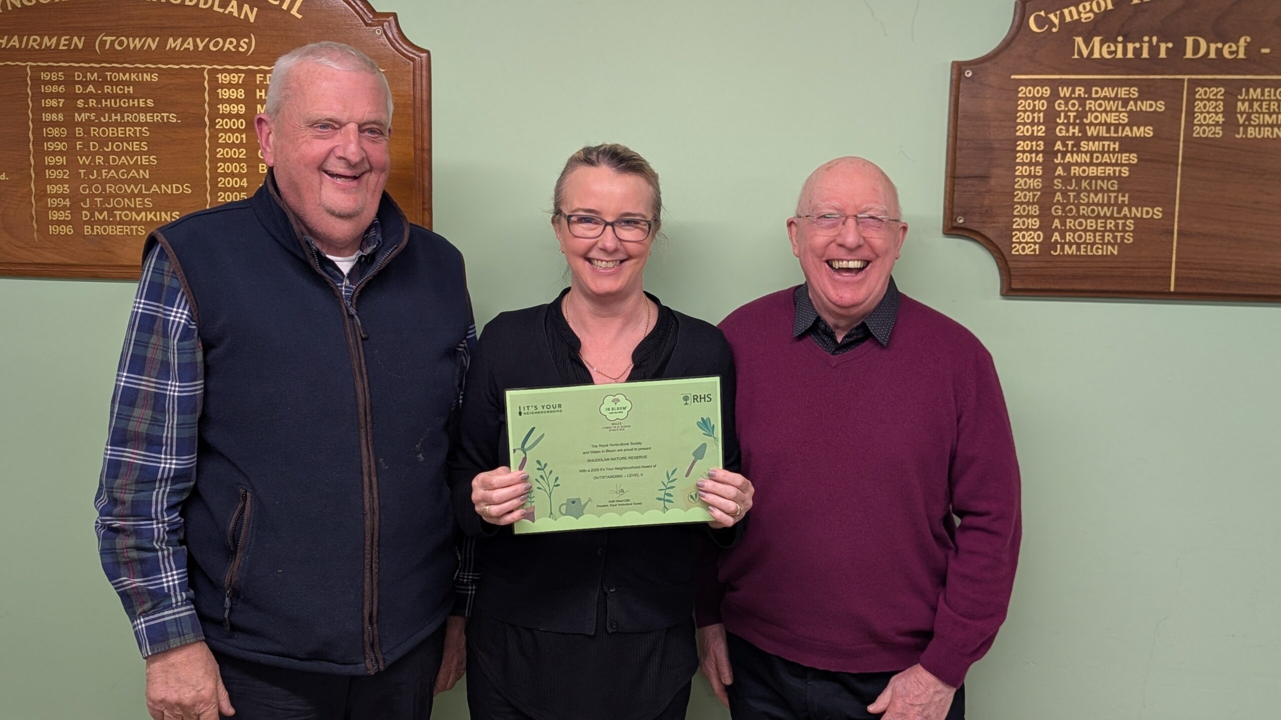 Arwel Roberts, Mayor Cllr Jackie Burnham and Mike Kermode with Rhuddlan Nature Reserve's Outstanding Wales in Bloom award